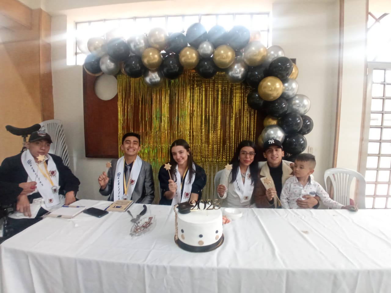Graduandos HATI celebrando su logro